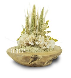 Een rustieke houten schaal gevuld met een arrangement van gedroogde en geconserveerde bloemen en planten, waaronder witte hortensia's, pluizig wit BEMOSS-mos en hoge groene en beige grassen. De kom heeft een natuurlijke, aardse textuur, met elegant "BEMOSS" op de zijkant geschreven.