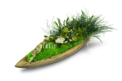 Een Teakhouten schaal Venta is gevuld met levendig groen mos, diverse bladplanten en delicate witte bloemen. Op het mosoppervlak is het woord "BEMOSS" geschreven, waardoor een prachtige moschilderij ontstaat. Het arrangement heeft een aardse, natuurlijke esthetiek.