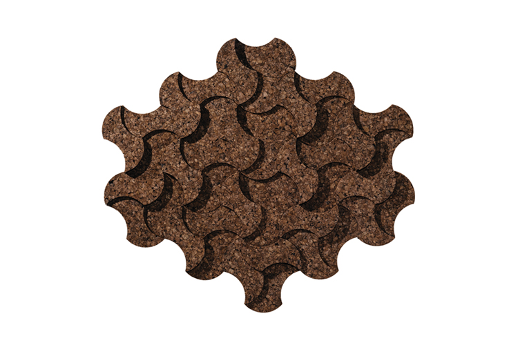 Een complex patroon gemaakt van in elkaar grijpende bruine stukjes, die lijken op puzzelstukjes, vormt een ingewikkelde, organische vorm. De stukken doen denken aan een mosschilderij, hebben afgeronde, gebogen randen en passen in elkaar om een symmetrisch, herhalend ontwerp te creëren.