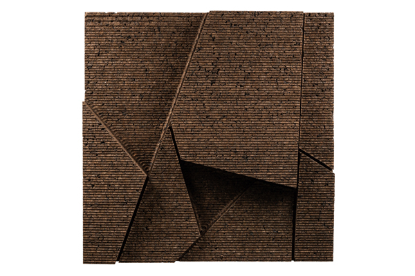 Een rechthoekig, geometrisch BEMOSS-paneel met schuine, verspringende segmenten die een driedimensionaal effect creëren. Het getextureerde bruine oppervlak heeft horizontale ribbels en lichte kleurvariaties, waardoor de algehele diepte en complexiteit worden vergroot, vergelijkbaar met een moswandkunstwerk.