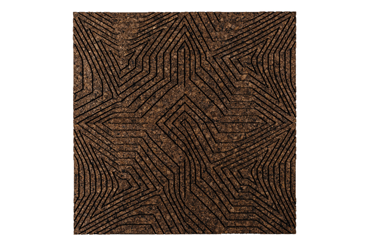 Een vierkante deurmat met een zwart en bruin patroon van elkaar kruisende lijnen die een geometrisch, doolhofachtig ontwerp creëren. De mat, die doet denken aan een artistiek stuk van BEMOSS, is getextureerd om vuil en stof van schoenen op te vangen.