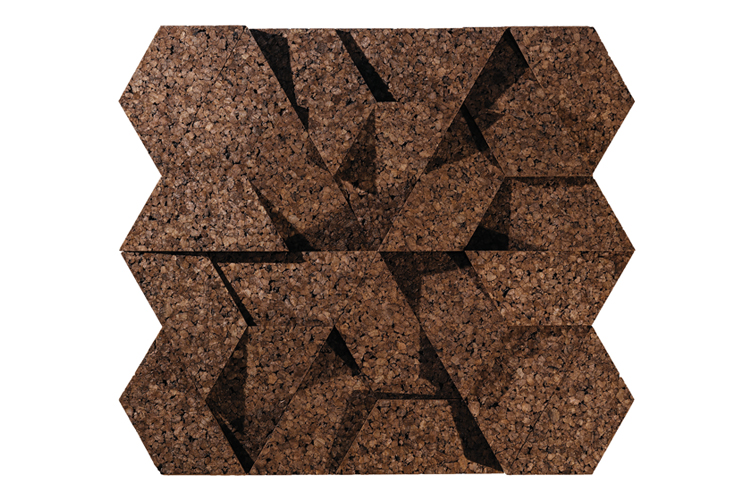Een visueel intrigerend arrangement van zeshoekige kurktegels afgewisseld met BEMOSS moschilderij. De verschillende hoogtes en hoeken van de tegels creëren een geometrisch, driedimensionaal patroon, terwijl de donkerbruine kurktextuur en het levendige groene mos een natuurlijke, organische uitstraling geven.