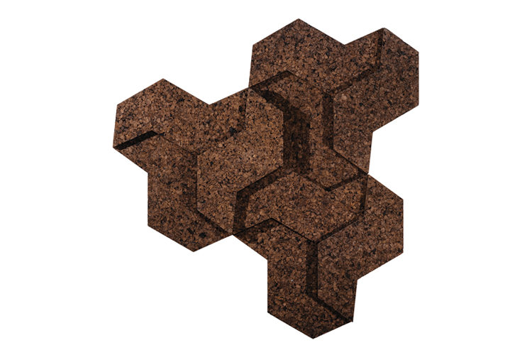 Een wanddecoratieontwerp met bruine, gestructureerde, zeshoekige tegels die in een geometrisch patroon zijn gerangschikt. De tegels creëren een illusie van diepte en dimensie, waardoor het lijkt alsof sommige tegels elkaar overlappen of in de schaduw staan. Maak uw ruimte compleet met deze stijlvolle achtergrond of voeg een BEMOSS-mosschilderij toe om de natuurlijke uitstraling te versterken.