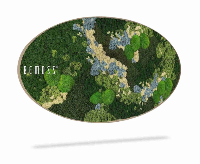 De Mosschilderij cirkel BEMOSS® ORTHO ICE is een ovaal wandkunstwerk met geconserveerd mos en gebladerte in groene, lichtgele en blauwe tinten, met 