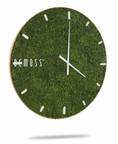 Een Mos klok RENDIERMOS met wijzerplaat met een met gras begroeide wijzerplaat met aan de linkerkant het merk "BEMOSS" in witte tekst. De klok heeft minimalistische witte uren- en minutenwijzers, met eenvoudige witte inkepingen die elk uur markeren. Het lijkt op een moschilderij, maar de schaduw van de klok is eronder enigszins zichtbaar.