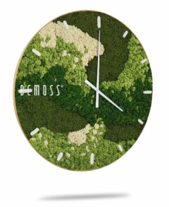 Een Mos klok BEMOSS® ORTHO SPRING met wijzerplaat. De klok is voorzien van eenvoudige witte uurmarkeringen en twee witte wijzers. Aan de linkerkant van de wijzerplaat staat de merknaam "BEMOSS" weergegeven, wat perfect past bij het moderne, op moschilderij geïnspireerde uiterlijk.