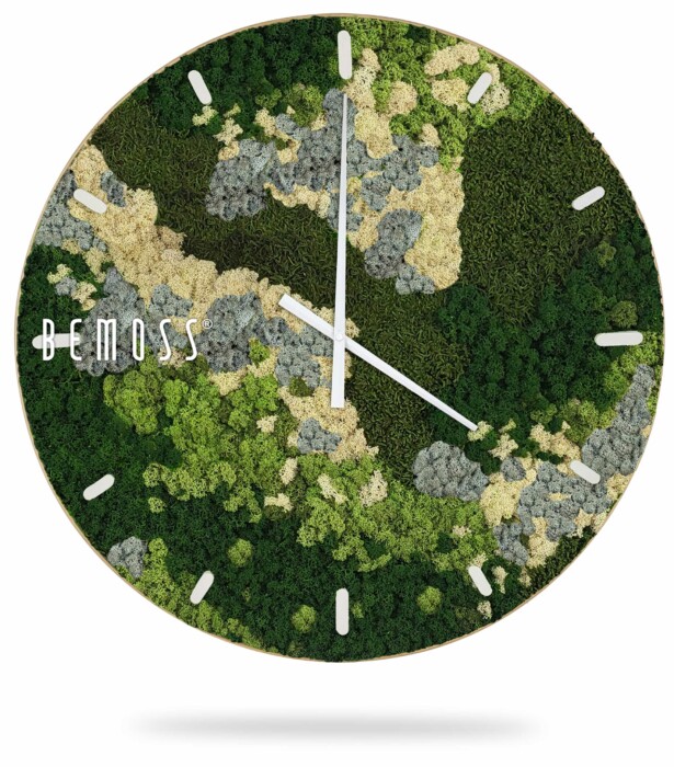 Een Mos klok BEMOSS® ORTHO SPRING met wijzerplaat met een unieke mosschilderij op de wijzerplaat. De klok toont groen, grijs en geel mosachtig materiaal gerangschikt in een camouflagepatroon. Met witte uurmarkeringen en wijzers brengt dit minimalistische ontwerp een elegant vleugje natuur in elke ruimte.