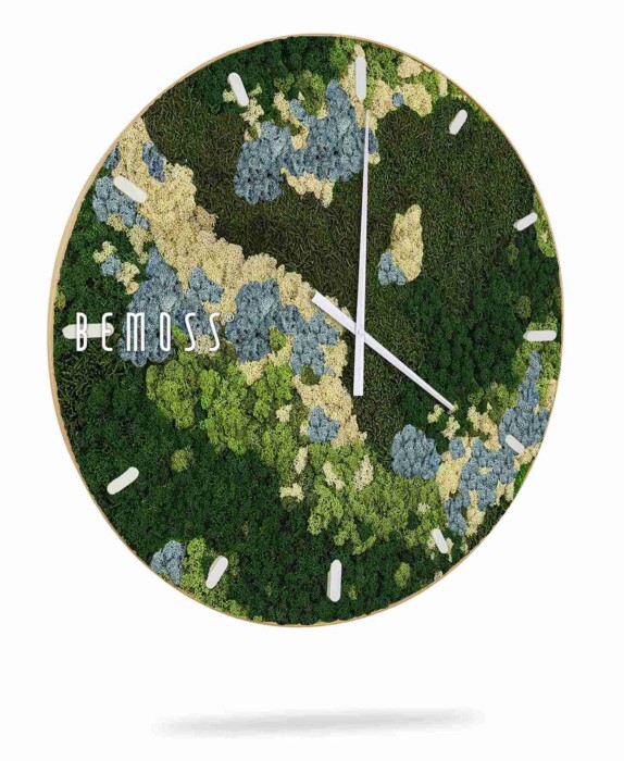 De Mosschilderij cirkel BEMOSS® ORTHO ICE is een ronde wandklok met een gestructureerde wijzerplaat van groene, blauwe en beige mosvlekjes, witte uurmarkeringen en wijzers, plus 