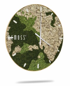 Een Mos klok BEMOSS® ORTHO SPRING met wijzerplaat met een ontwerp dat lijkt op een camouflagepatroon gemaakt van groen en beige mos, wat de natuurlijke esthetiek van een moschilderij weerspiegelt. De klok heeft strakke, minimalistische witte uur-, minuten- en secondewijzers en lijnmarkeringen voor elk uur in een dun houten frame. De merknaam "BEMOSS" wordt weergegeven aan de linkerkant van de wijzerplaat.