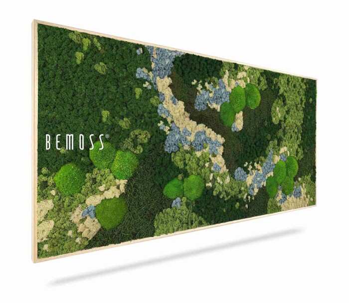 De Mosschilderij BEMOSS® ORTHO ICE is een rechthoekig wandkunstwerk met groen, blauw en beige verduurzaamd mos in een abstract patroon, ingelijst in licht hout en met 