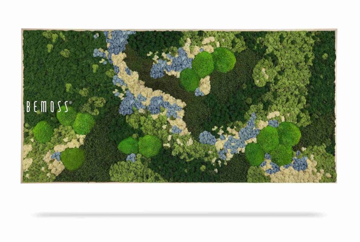 De Mosschilderij BEMOSS® ORTHO ICE is een rechthoekig ingelijst paneel met geconserveerd mos in groen-, crème- en blauwtinten met een gestructureerde, natuurlijke uitstraling. Aan de linkerkant van het paneel staat 