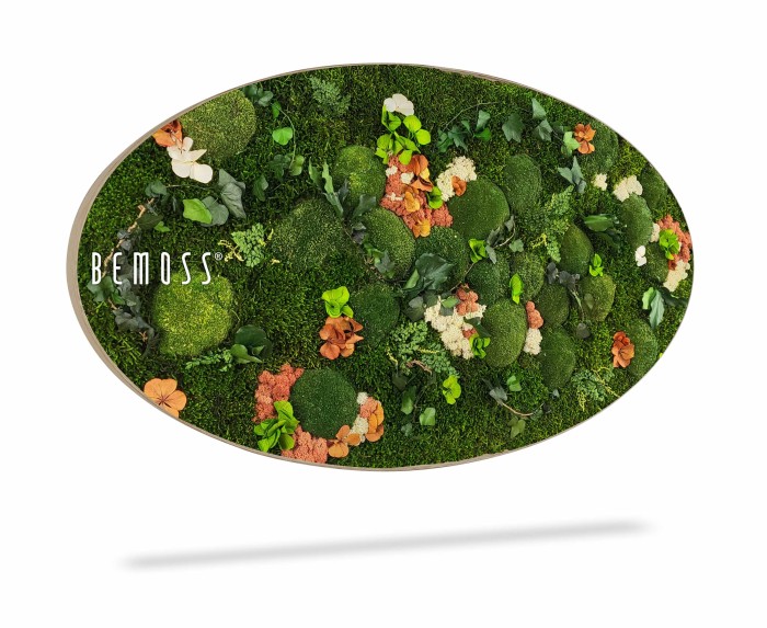 Een ovaal kunstwerk aan de muur toont een weelderige verticale tuin met groen mos, verschillende planten en oranje en witte bloemen. Het woord 