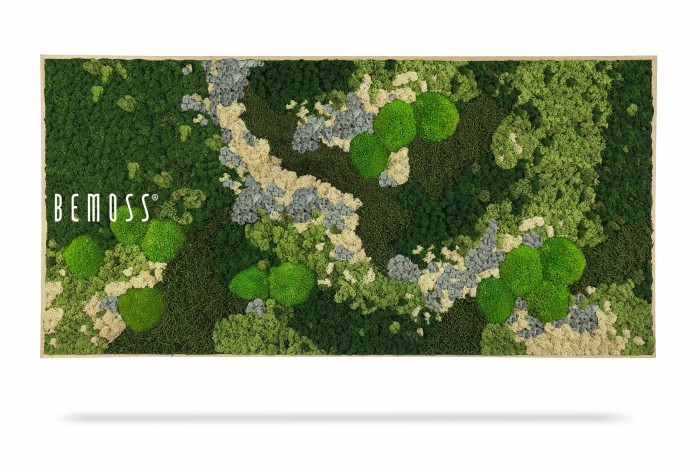 Een rechthoekig wandstuk met een weelderig groen moslandschap met verschillende tinten groen, beige en grijs. Aan de linkerkant van het kunstwerk staat het woord 