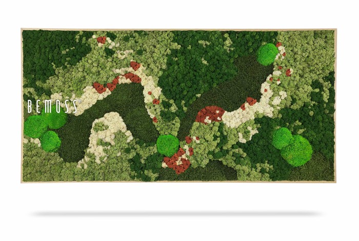Een rechthoekig frame toont een arrangement van verschillende gekleurde mossen, waardoor een abstract kunstwerk ontstaat. Deze Mosschilderij BEMOSS® ORTHO MANGO heeft een mix van groene, rode en witte vlekken. De tekst 