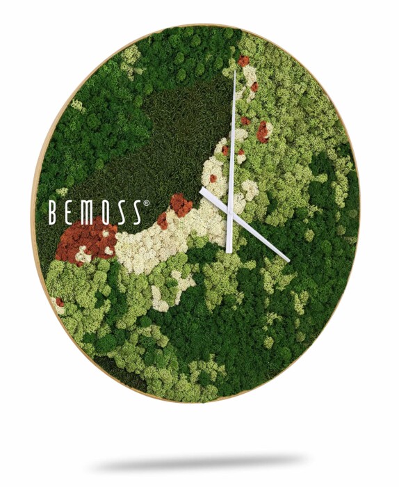 Een ronde wandklok met het merk 