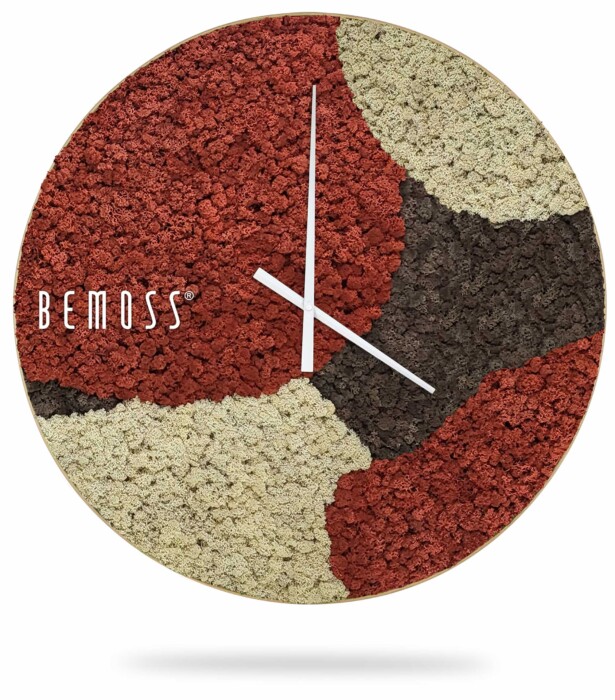 Een ronde decoratieve wandklok, met het merk 