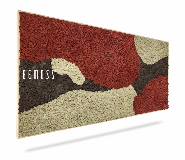 Een rechthoekig kunstwerk aan de muur, met het opschrift 'Mosschilderij BEMOSS® ORTHO SIENNA', met een abstract ontwerp gemaakt van gestructureerde materialen in de kleuren rood, crème en bruin. Het stuk is ingelijst in een lichte houten rand en brengt een vleugje natuur dat doet denken aan een moswand in elke ruimte.