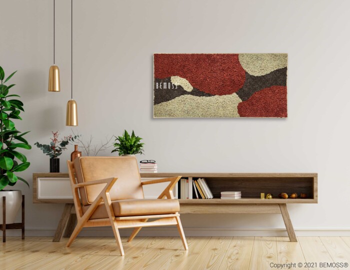 Een moderne woonkamer is voorzien van een lichtbruine leren stoel met een houten frame, een lange houten consoletafel versierd met decoratieve items, planten en boeken. Boven de console hangt een Mosschilderij BEMOSS® ORTHO SIENNA met abstracte rode, bruine en beige patronen.