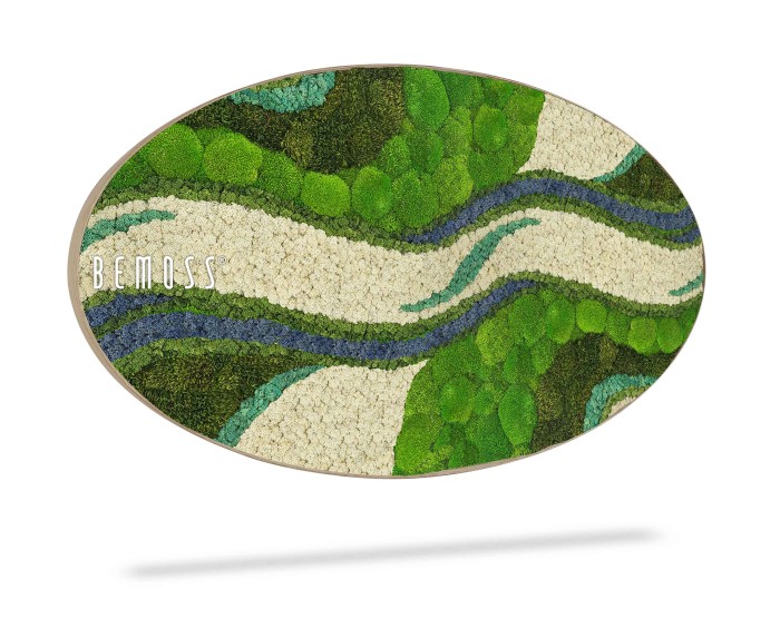 Een ovaalvormig kunstwerk aan de muur, bekend als de Mosschilderij Ellips BEMOSS® ORTHO OLVERA, met een weelderig, gestructureerd ontwerp gemaakt van groen mos en verschillende planten. Het patroon bevat vloeiende lijnen in wit, blauw en donkergroen. Het woord 