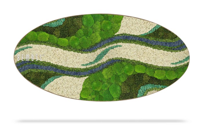 Een ovaalvormig stukje groene moskunst met abstracte, vloeiende golfpatronen gemaakt van verschillende tinten groen, wit en blauw mos, dat lijkt op een natuurlijk landschap. Op de linkerkant van de Mosschilderij Ellips BEMOSS® ORTHO OLVERA staat het woord 
