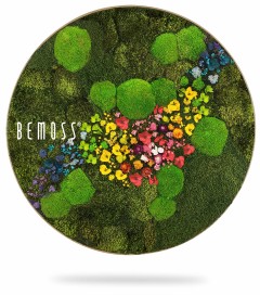 Een rond kunstwerk met een weelderig arrangement van verschillende groene mossen en levendige, veelkleurige bloemen, met het woord 'BEMOSS' op de linkerkant geschreven. Deze prachtige Mosschilderij cirkel PLANTEN Arce heeft een natuurlijke en aardse esthetiek, die lijkt op een stukje van een bloeiende tuin.