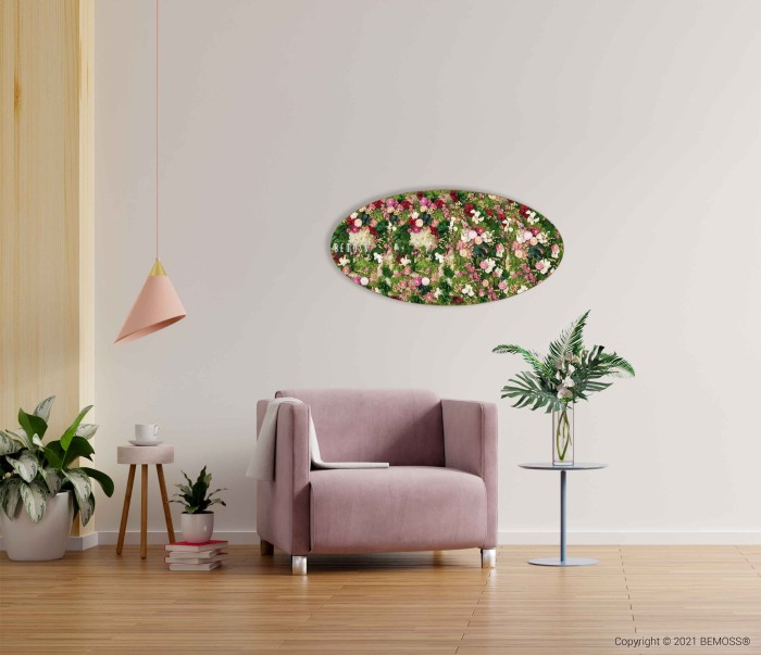 Een moderne woonkamer met een enkele mauve fauteuil, een klein rond bijzettafeltje met een plant en een roze hanglamp aan de muur. Op de muur staat een Mosschilderij PLANTEN Lomo naast een bloemsierkunstwerk. De linkerkant is voorzien van een houten wandstrip en potplanten op een rond houten krukje.