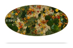 Een ovaalvormige, levendig bloemige "Mosschilderij Ellips BOLMOSS DUO Natural Green" moschilderij met een mix van groen mos, gele, oranje en witte bloemen en bladelementen. Aan de linkerkant staan in witte letters de woorden "Mosschilderij Ellips BOLMOSS DUO Natural Green". Het stuk heeft een natuurlijke, gestructureerde uitstraling.