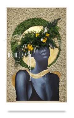 Een ingelijst kunstwerk met een gestileerde afbeelding van een persoon, bedekt met verschillende groene bladeren, gele bloemen en witte hangende plantelementen. Het gezicht van de persoon wordt gedeeltelijk aan het zicht onttrokken door het groen, wat doet denken aan een Femme ROUGE. Links staat het woord "Femme ROUGE".
