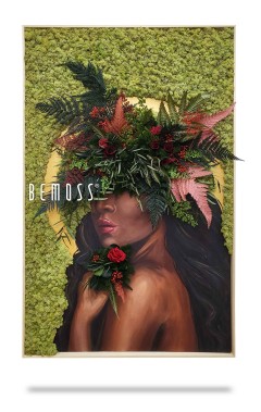 Schilderij van een vrouw die een weelderig, botanisch hoofddeksel siert, bestaande uit groene bladeren, rode rozen en varens. Ze wordt afgebeeld met blote schouders tegen een achtergrond van groen gebladerte en een gouden halo. Aan de linkerkant is de naam van de kunstenaar "BEMOSS" zichtbaar, die doet denken aan een ingewikkelde creatie van Femme ROUGE.