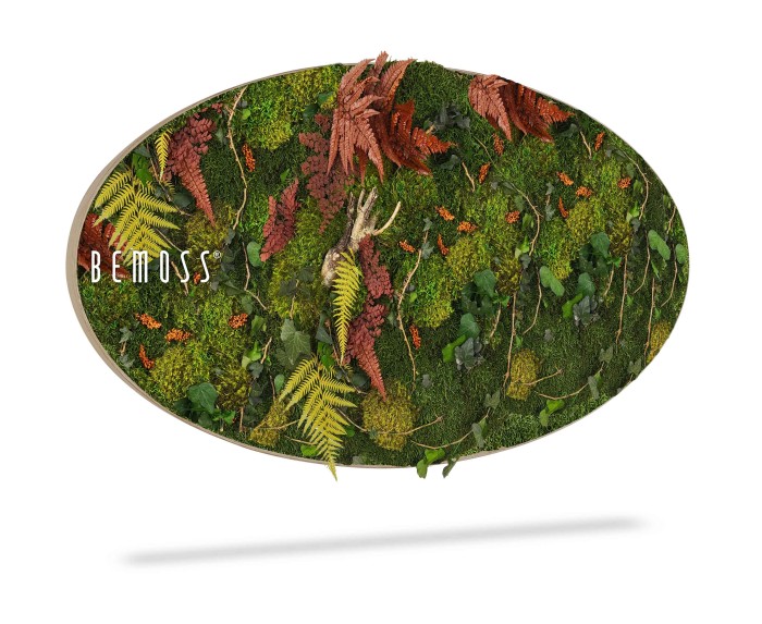 Een ovaalvormig decoratiestuk, bekend als BEMOSS-mosschilderij, met een weelderige, groene mosachtergrond met verschillende varens en bladeren in groene, gele en rode tinten. Het woord 