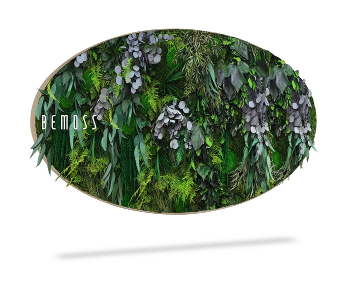 Ovale opstelling van diverse groene en grijze bladeren, met op de linkerzijde het woord 