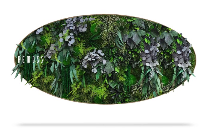 Een surfplank bedekt met een weelderig arrangement van groene planten en varens, inclusief bladeren in verschillende vormen en maten, die lijken op een levendige mosschilderij. Het woord 