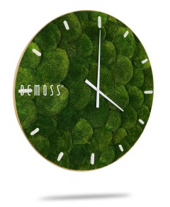 Een Mos klok BOLMOSS Minerva met wijzerplaat met een wijzerplaat van groen mosachtig materiaal. Het heeft eenvoudige witte uren- en minutenwijzers en witte uurmarkeringen. De merknaam "BEMOSS" is links van het midden van de wijzerplaat zichtbaar en past naadloos in elk moswand- of moschilderijdecor.
