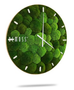 Een ronde wandklok met een groene mostextuurachtergrond. De klok heeft witte uren- en minutenwijzers, met eenvoudige witte uurmarkeringen. De wijzerplaat, die lijkt op een Mos klok BOLMOSS Minerva met wijzerplaat, is bedekt met verschillende tinten groen mos voor een natuurlijke en milieuvriendelijke uitstraling. Er staat "BEMOSS®" op gedrukt.
