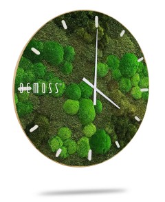 Een wandklok met een uniek, met mos bedekt ontwerp dat lijkt op een Mos klok BOLMOSS Minerva met wijzerplaat. De wijzerplaat is voorzien van verschillende tinten groene mosklontjes, waardoor deze een natuurlijke en organische uitstraling krijgt. Op de linkerkant is de merknaam "BEMOSS" gedrukt. In het midden zijn witte uren- en minutenwijzers zichtbaar.