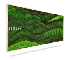 Een Mosschilderij BEMOSS® ORTHO TOCÓN van BEMOSS, ingelijst in licht hout. Het kunstwerk heeft verschillende texturen en tinten groen, waardoor een abstract, weelderig landschap ontstaat. Het wordt weergegeven tegen een witte achtergrond, schuin geplaatst.