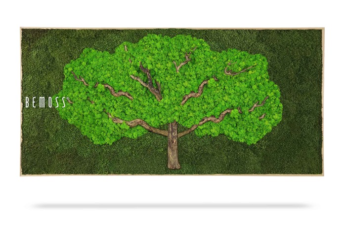 Een rechthoekig kunstwerk met een levendige groene boom met een bruine stam en takken, tegen een weelderige, groene moschilderijachtergrond. Het woord 