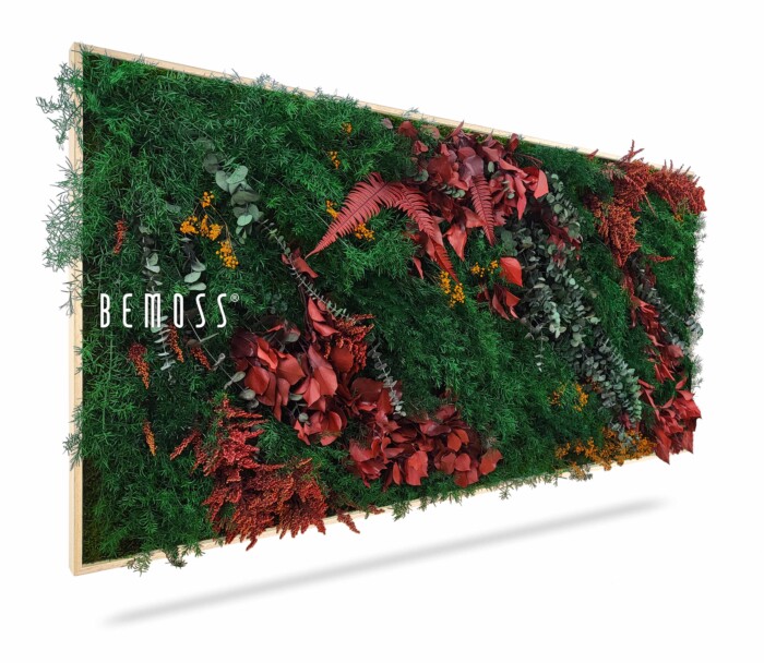 Een verticaal kunstwerk aan de muur met moschilderij van BEMOSS, met weelderig groen blad, rode bladeren en kleine oranje bloemen. De planten zijn gerangschikt in een houten frame, waardoor een levendig en dynamisch natuurlijk geheel ontstaat.