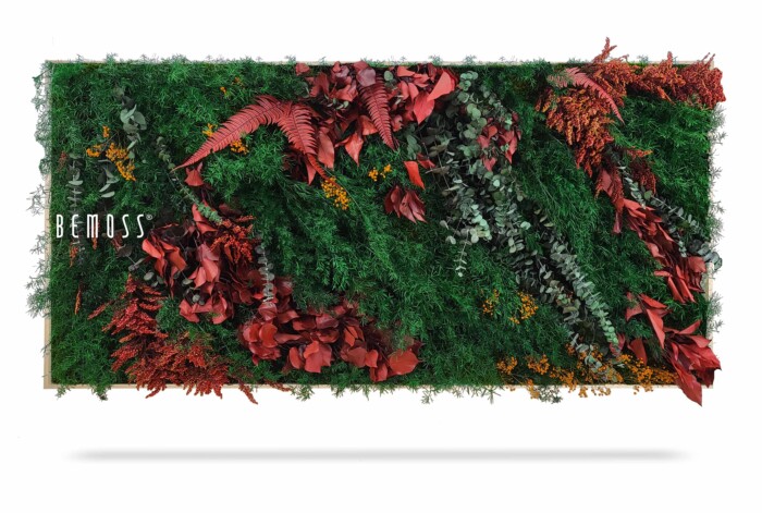 Een rechthoekig kunstwerk aan de muur met een weelderige groene gebladerteachtergrond met rode bladeren en stengels. De groene en rode kleuren zorgen voor een levendig, contrasterend ontwerp. Het woord 
