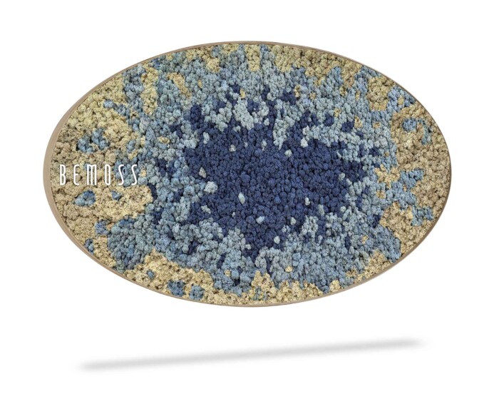 Een ovaalvormig vloerkleed met een gestructureerd, getuft oppervlak met een gradiëntontwerp dat overgaat van beige en lichtblauw aan de buitenranden naar geconcentreerd donkerblauw in het midden. Aan de linkerkant staat het woord 