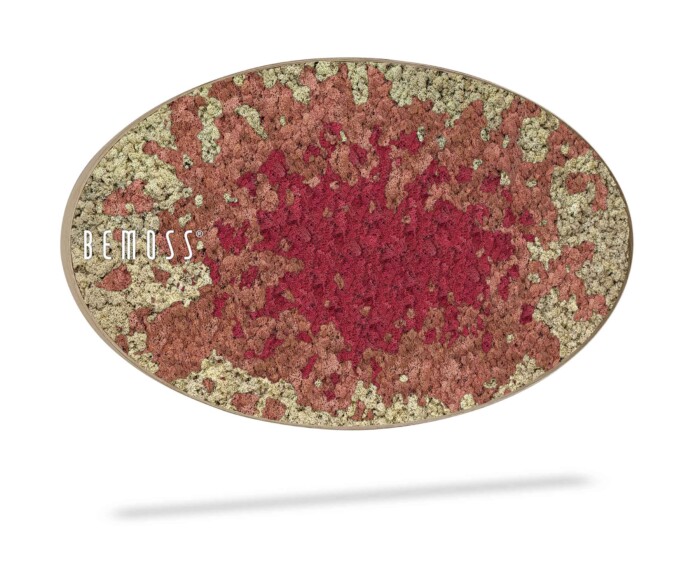 Een ovaalvormig decoratief kunstwerk aan de muur met een gestructureerd oppervlak met een abstract patroon van rode, roze en groene tinten. Aan de linkerkant van de moschilderij staat het woord 