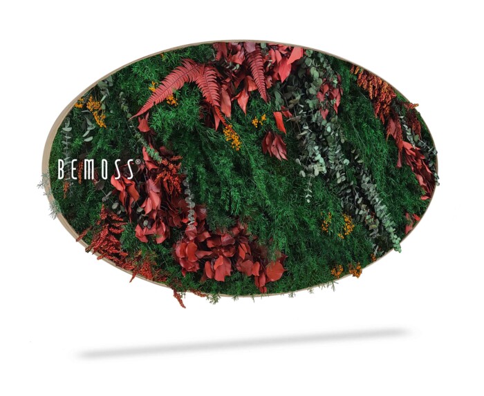 Een ovaalvormig wandkleed met levendig kunstgroen en rode bladeren, geaccentueerd door oranje en gele bloemen, tegen een witte achtergrond. Op de linkerzijde van de moschilderij staat in witte tekst het woord 