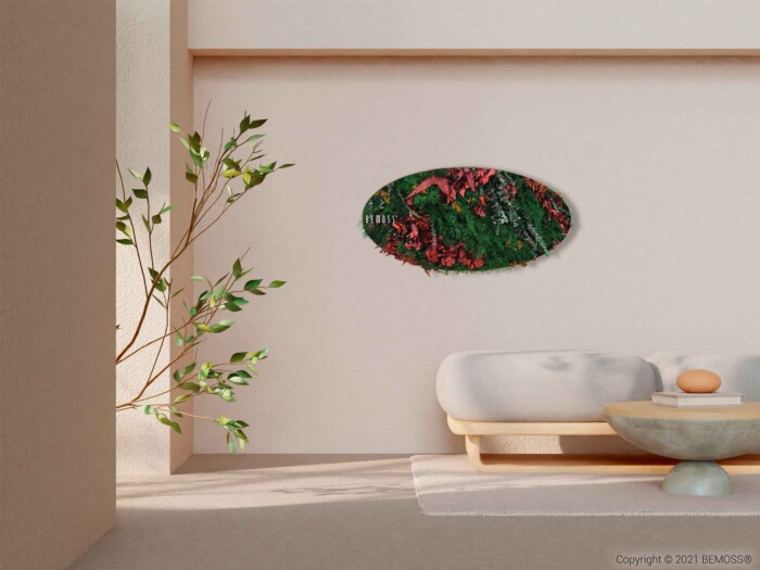 Een minimalistische woonkamer met beige muren is voorzien van groene en rode ovale kunst aan de muur. Een lichtgrijze gebogen bank en een ronde houten salontafel met een decoratieve schaal staan op een wit vloerkleed. Een BEMOSS moschilderij zorgt voor een natuurlijke textuur terwijl in de hoek een potplant met slanke takken en groene bladeren staat.