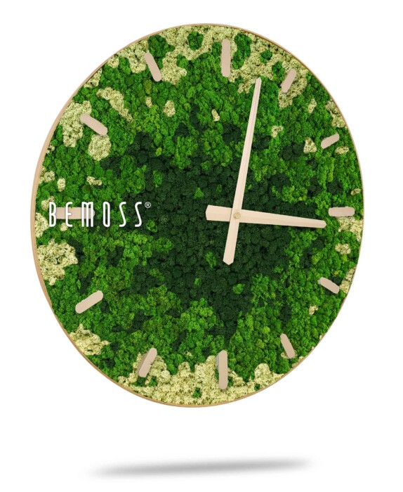 Een Mos klok BEMOSS® SPLASH Sienna met wijzerplaat met een groen en beige mosontwerp als wijzerplaat. Het beschikt over lichtgekleurde uren- en minutenwijzers met bijpassende uurmarkeringen. Op de linkerkant is de merknaam 