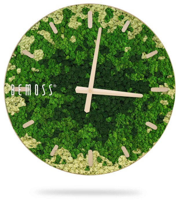 Een wandklok met een ronde wijzerplaat met een gestructureerd groen en beige mosontwerp, dat doet denken aan een Mos klok BEMOSS® SPLASH Sienna met wijzerplaat. De klok heeft minimalistische beige wijzers en uurmarkeringen, met de merknaam 