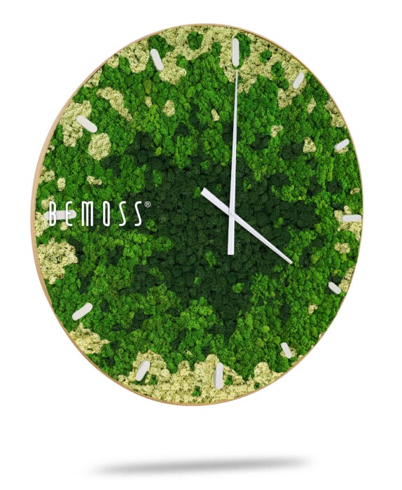 Een ronde wandklok met weelderig groen en beige mos op de wijzerplaat, die doet denken aan een Mos klok BEMOSS® SPLASH Sienna met wijzerplaat. De klok is voorzien van minimalistische witte uren- en minutenwijzers en witte rechthoekige uurmarkeringen. De merknaam 