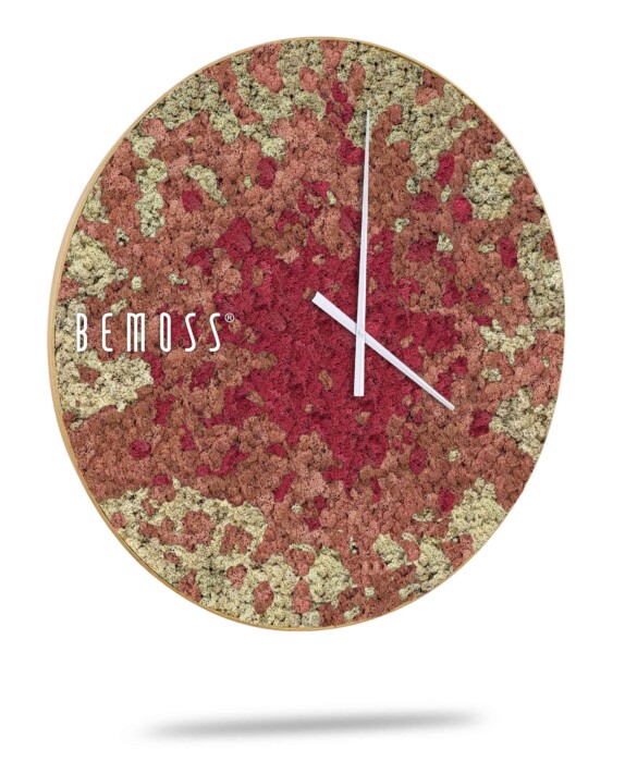 Een Mos klok BEMOSS® SPLASH Sienna met wijzerplaat met een unieke, gestructureerde wijzerplaat met een camouflagepatroon in rode, bruine en beige tinten. De klok heeft slanke witte wijzers zonder cijfers en op de linkerkant staat in het wit de merknaam 