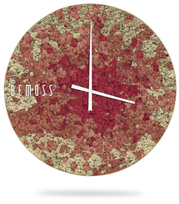 Een ronde klok met een unieke Mos klok BEMOSS® SPLASH Sienna met wijzerplaatontwerp met verschillende tinten rood, roze en groen. De klok heeft minimalistische witte uren- en minutenwijzers en de merknaam 