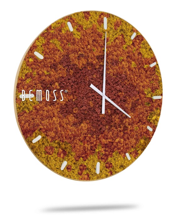 Wandklok met een gestructureerd, met mos bedekt oppervlak in de kleuren rood en geel, dat lijkt op een Mos klok BEMOSS® SPLASH Sienna met wijzerplaat. Het beschikt over witte uren- en minutenwijzers en de merknaam 