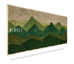 Een rechthoekig kunstwerk aan de muur met een verloop van groene tinten die een bergketen nabootsen, gemaakt van geconserveerd BEMOSS-mos. Het woord "BEMOSS" staat op de linkerkant van het kunstwerk gedrukt. Het houten frame complementeert de moskleuren, variërend van donker tot lichtgroen en zandbruin.